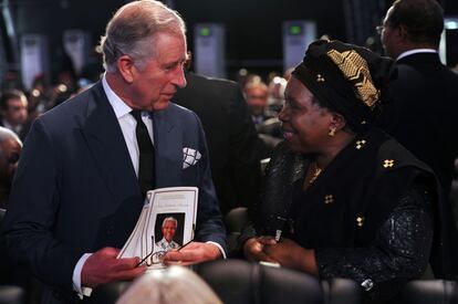El pr&iacute;ncipe Carlos de Inglaterra conversa con Nkosazana Dlamini-Zuma antes el servicio f&uacute;nebre para el ex presidente sudafricano. 