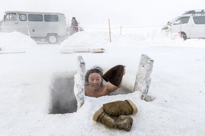 Un hombre se baña en las aguas heladas del río Lena, en Yakutsk (Rusia).