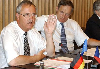 El ministro alemán de Finanzas, Hans Eichel, en rueda de prensa ayer con su homólogo francés, Francis Mer.