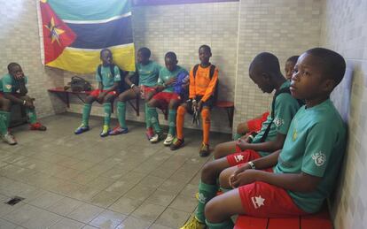 Las últimas órdenes antes del partido. Todo está preparado para saltar al campo. Los niños de Mozambique atienden los consejos de su entrenador, Tico Tico. Forman parte de una escuela con la que colabora la Fundación Realmadrid.