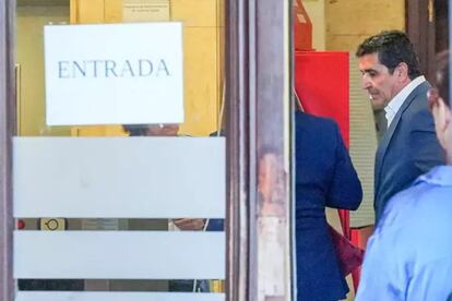 El exalcalde de la localidad sevillana de Los Palacios, Antonio Maestre, a su llegada a la Audiencia de Sevilla para declarar en la causa de los ERE por la que ha sido condenado. / EP