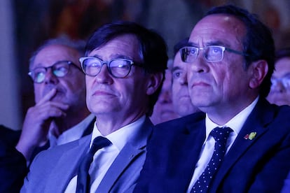 El presidente de la Generalitat, Salvador Illa (en el centro), acompañado por el presidente del Parlament, Josep Rull (a la derecha), conversan durante el acto de presentación de la Memoria Económica de Cataluña correspondiente a 2024, este jueves.