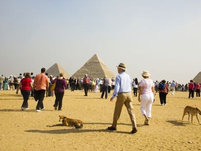 Una multitud de turistas antes las pirámides de Giza, en Egipto.