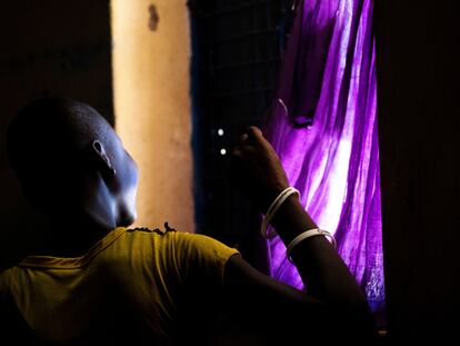 Imágenes tomadas en uno de los centros de estancia temporal que Unicef apoya en Uganda, Kalas Girls Primary School. La niña de la fotografía fue rescatada en Kenia, donde se les iba a practicar la MGF, pero fue interceptada al cruzar la frontera. En el centro recibe orientación y apoyo psicosocial.