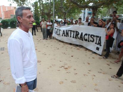 Josep Anglada, a las puertas del Ayuntamiento de Salt.