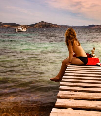 El embarcadero de madera de Cala Llentrisca, en Ibiza