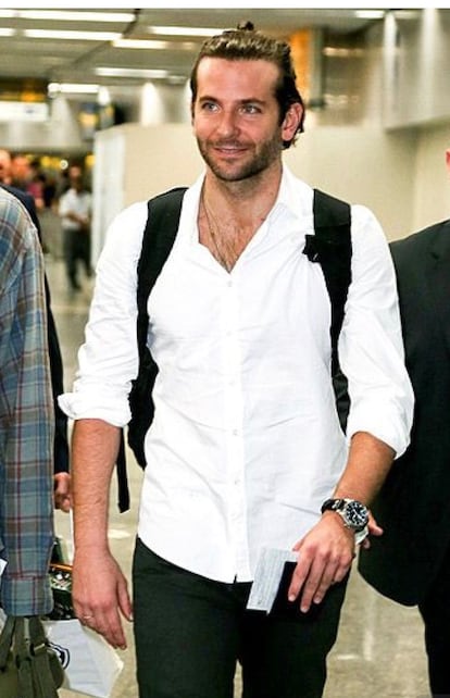 Bradley Cooper casi siempre lleva el pelo corto. Pero cuando se lo deja largo por exigencias del guion siempre recurre a este recogido.