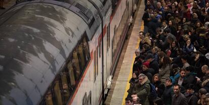 Una multitud espera en la estación de Atocha durante la jornada de huelga.