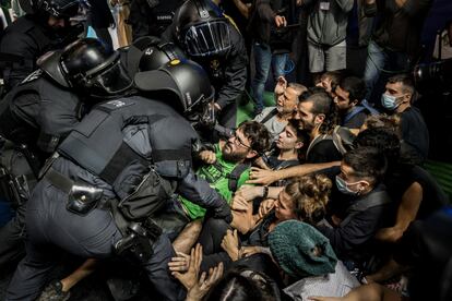 Mossos desalojan protesta contra feria inmobiliaria en Barcelona