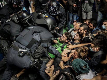 Un grupo que consiguió entrar en la Fira para sentarse pacíficamente en un pabellón fue posteriormente expulsado lentamente por los Mossos de uno en uno.