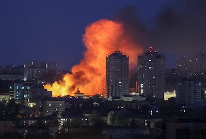 Fuego y humo tras el ataque de un avión no tripulado ruso, en Kiev, Ucrania.