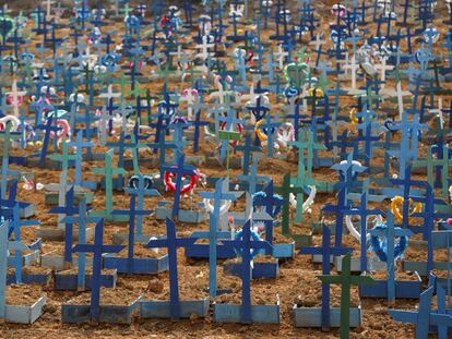 Túmulos no cemitério Parque Tarumã, em meio ao pico do surto de coronavírus em Manaus, em 11 de junho.