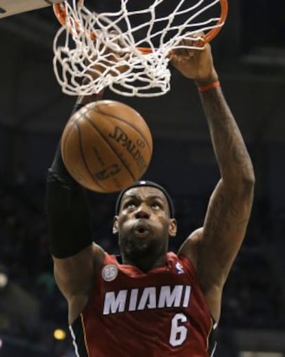 LeBron James encesta durante el partido contra los Milwaukee Bucks.