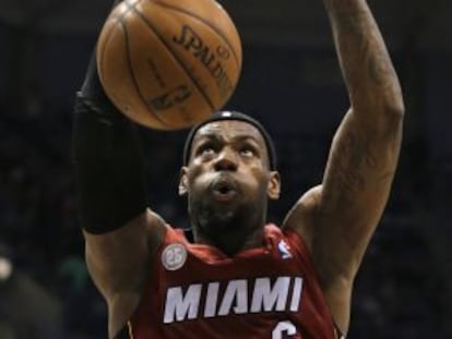 LeBron James encesta durante el partido contra los Milwaukee Bucks.