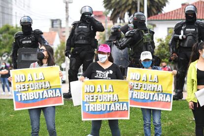 Mujeres sostienen carteles contra la reforma tributaria. La iniciativa es rechazada porque afecta, según los manifestantes, a la clase media en plena crisis económica desatada por la pandemia.