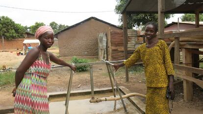 Nicole y Felicité viven en un descampado al lado de la iglesia de Trinité desde hace tres años. Aquí tienen acceso al agua pero cuando vuelvan al barrio no saben en qué condiciones van a encontrarse.