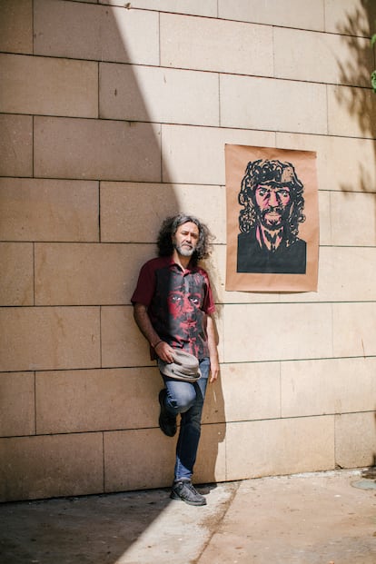 Raúl Valerio, Raulowski (Badajoz, 1971), tras la presentación del cómic 'Camarón dicen de mí' en la librería Delirio de Móstoles. El ilustrador extremeño ha publicado la última biografía de Camarón, coincidiendo con el 30 aniversario de su muerte. Su compañero, el guionista Carlos Reymán, falleció poco antes de que se publicara el libro.