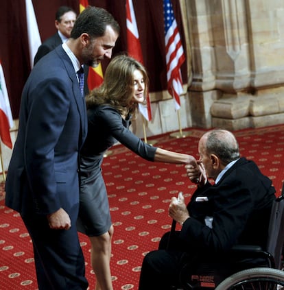 Don Felipe y Doña Letizia saludan al ex presidente de la Xunta de Galicia y presidente del jurado de Ciencias Sociales de los Premios Príncipes de Asturias, Manuel Fraga, durante la audiencia que ofrecieron hoy a los presidentes de los jurados y los galardonados en la trigésima edición, antes de la ceremonia de entrega que se desarrollará esta tarde en el teatro Campoamor de Oviedo.