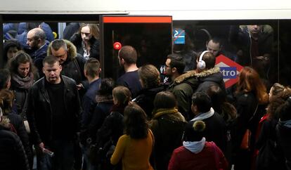 Viajeros intentando entrar en un vagón de metro
