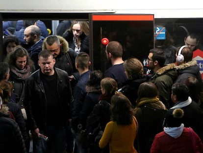 Viajeros intentando entrar en un vagón de metro