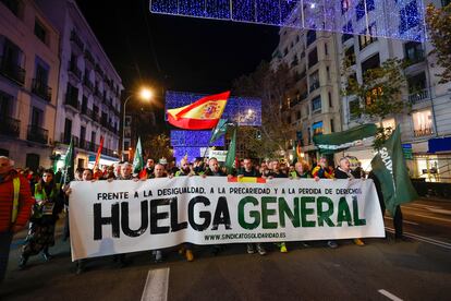 Concentración en contra del Gobierno en Madrid, este viernes.