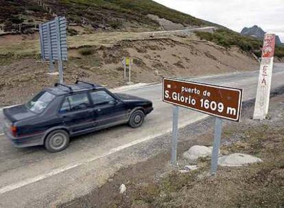 El puerto de San Glorio, en enero de 2007, sin nieve y abierto al tráfico.