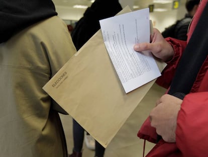 Una persona porta un sobre del voto por correo para las elecciones del próximo 28A