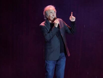 El cantante catalán durante su presentación en el Zócalo de la Ciudad de México, este viernes.