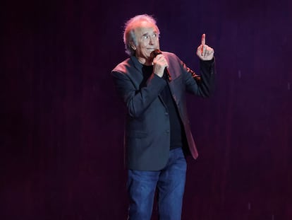 El cantante catalán durante su presentación en el Zócalo de la Ciudad de México, este viernes.