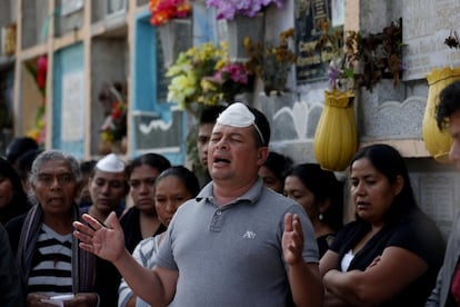 Un hombre reza en un funeral