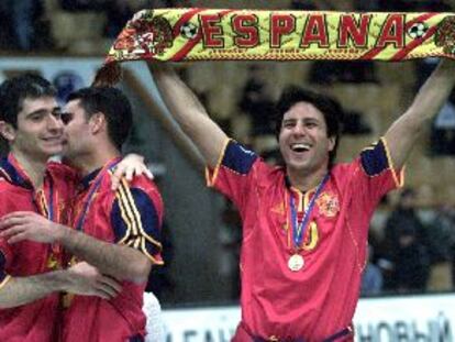 Paulo Roberto muestra su alegría en el podio mientras Joan, en el centro, con la camiseta de Santi sobre la suya, abraza a un compañero.