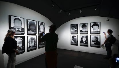 Algunes de les fotografies de Santiago Sierra, al CCCB.
