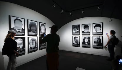 Doce de las 24 fotografías que componen la obra de Santiago Sierra, en la instalación del CCCB.