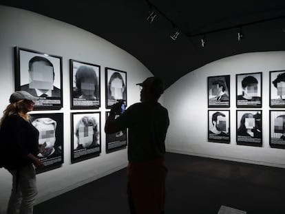 Algunes de les fotografies de Santiago Sierra, al CCCB.