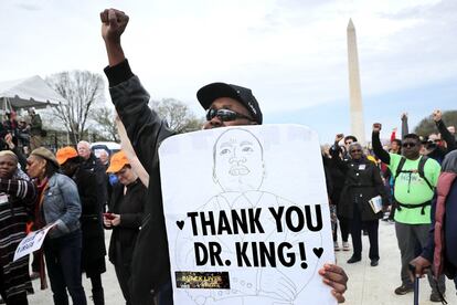 Un hombre levanta el puño durante uno de los actos organizado para conmemorar el cincuenta aniversario del asesinato de Martin Luther King en Washington.