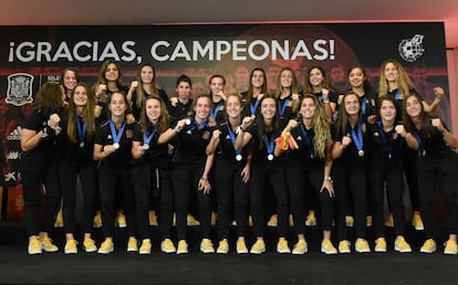 Las jugadoras, en un hotel madrileño antes de en un encuentro con el presidente de la Federación, Luis Rubiales.