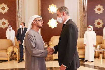 Felipe VI saluda este domingo al jeque Mohamed Bin Zayed Al Nahyan, durante su visita a Abu Dabi.