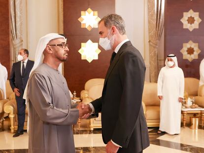 Felipe VI saluda este domingo al jeque Mohamed Bin Zayed Al Nahyan, durante su visita a Abu Dabi.