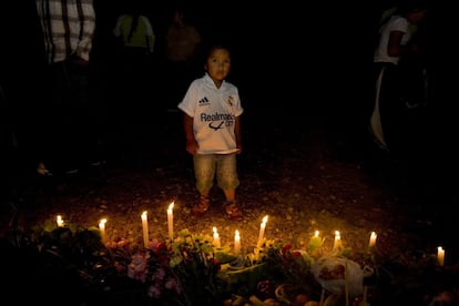 Flores, cirios encendidos y mensajes que lloran las ausencias. El fanatismo radical del terrorismo islamista y de ETA también se cobró la vida de inmigrantes latinoamericanos que sintieron como propio el dolor de una ciudad asaltada por la amargura, el escozor de las heridas y la desolación.