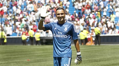 Keylor Navas saluda a los aficionados que se dieron cita en el Santiago Bernabéu, para darle la bienvenida el día de su presentación.