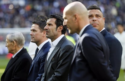 Zidane, Ronaldo, Figo, Owen y Kopa en el césped del Bernabéu en el acto de entrega del Balón de Oro. 