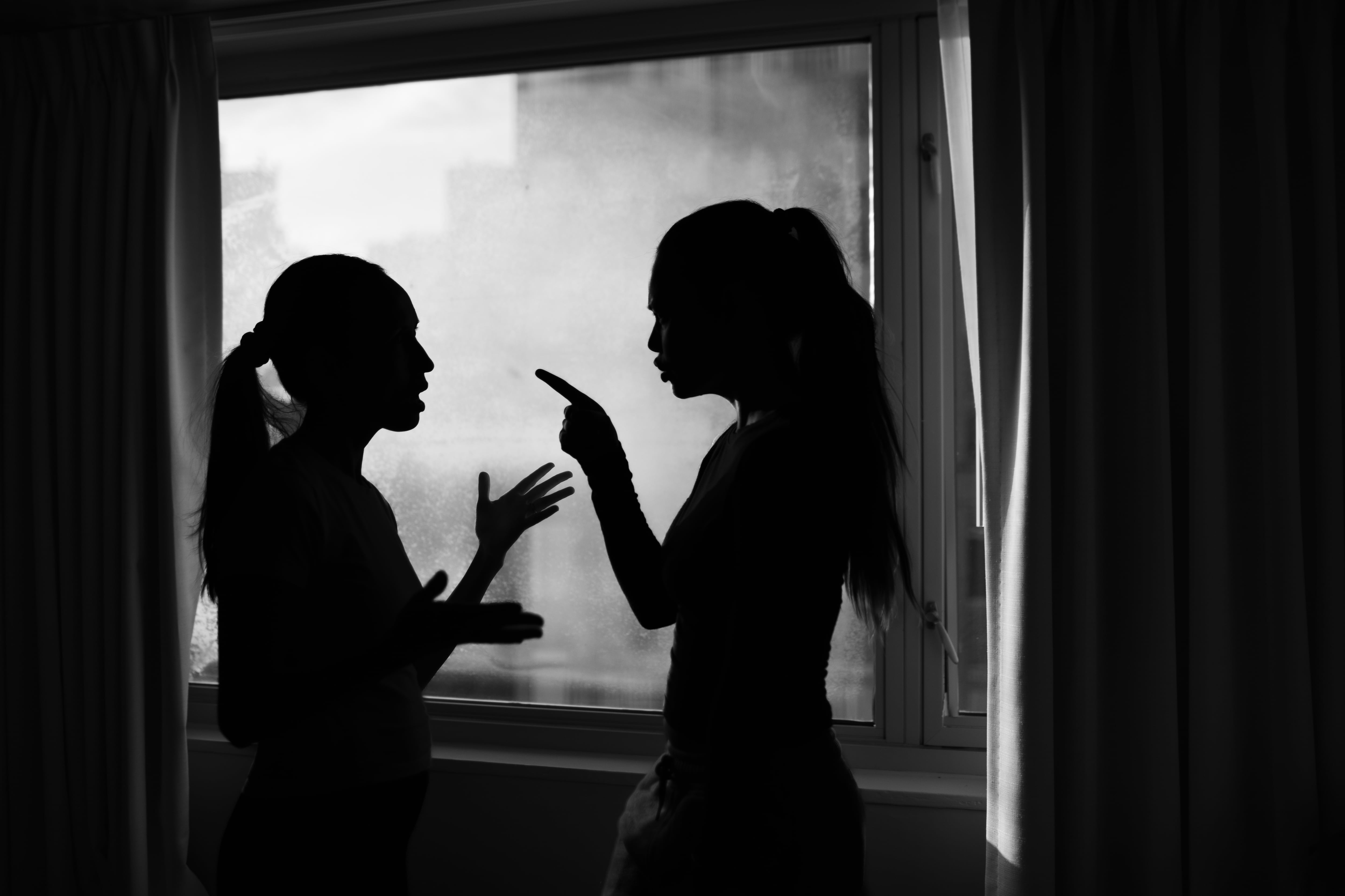 Mujer contra mujer, hombre contra hombre: la silenciada violencia intragénero