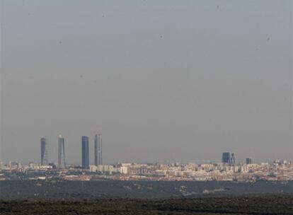 Vista de Madrid, con las cuatro torres de la antigua Ciudad Deportiva del Real Madrid difuminadas por la contaminación.