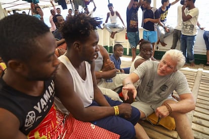 El actor Richard Gere conversa con los migrantes a bordo del barco de la ONG española Open Arms mientras navega por el mar Mediterráneo, el 9 de agosto de 2019. Open Arms ha estado transportando a 121 migrantes durante una semana en el Mediterráneo central a la espera de un puerto seguro para atracar, después de que Italia y Malta le negaran la entrada. Gere estaba veraneando en Italia y estaba al corriente del decreto contra las ONG que esta semana fue convertido en ley en el Senado italiano elevando a un millón de euros las multas contra las organizaciones