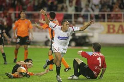 Adriano celebra su gol, el primero del Sevilla.