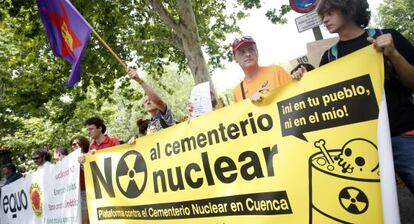 Protesta contra el cementerio nuclear frente al Consejo de Seguridad.