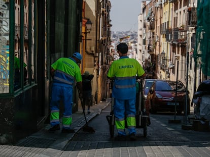 Dos barrenderos en el barrio de Lavapiés, este lunes.