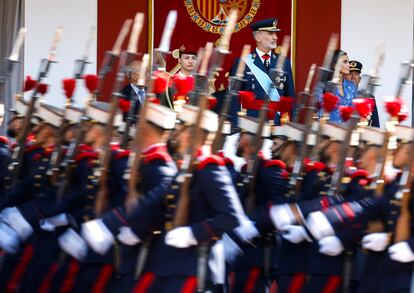 Los reyes, Felipe VI y Letizia, y la princesa Leonor, presiden el desfile del 12 de octubre de 2023 en el paseo del Prado.