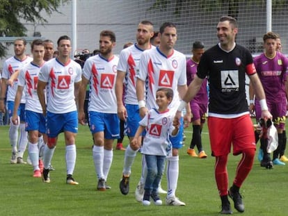 Los jugadores del Rayo Majadahonda saltan al campo en el partido ante el Cartagena.