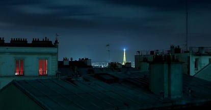 Los tejados de París con la Torre Eiffel al fondo.